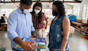 Os kits estão sendo entregues nas escolas e creches. Na EM Profª Etelvina Cáfaro Salustiano foram atendidos 158 alunos. (Pedro Chavedar/PMMC)