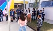 A visita começou pela Praça da Expressão, um espaço na lateral da entrada da escola que não era utilizado antes. (Divulgação/PMMC)