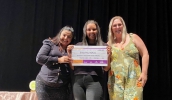 A professora Ligia Marques Araujo, da EM Engº Cláudio Abrahão, no Jardim Santa Tereza, levou o terceiro lugar com “Educação em saúde menstrual”.(Divulgação/PMMC)