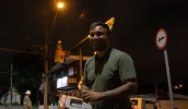 Prefeito Caio Cunha acompanhou o trabalho de substituição das lâmpadas de vapor de sódio por modelos LED na segunda-feira (16/1) (Divulgação/PMMC)