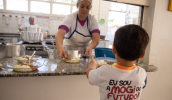 Para a preparação, as escolas utilizaram 1.800 quilos de carne, 900 quilos de batata e 419 quilos de pimentão, 371 quilos de jiló e 172 quilos de salsão. (Warley Kenji/PMMC)