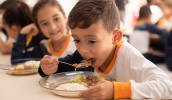 A preparação, que leva carne, batata, jiló e outros ingredientes, fez parte do cardápio das 212 unidades escolares da rede municipal. (Warley Kenji/PMMC)