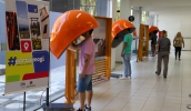Exposição, no prédio da Prefeitura, traz imagens de pontos turísticos da cidade e orelhões interativos em que a população pode escolher seus locais preferidos (Divulgação/PMMC)