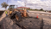 Avenida João XXIII, em Cezar de Souza, segue com manutenção de guias e sarjetas, raspagem do asfalto antigo e recuperação de base (Warley Kenji/PMMC).