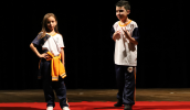 Adriel Antunes, que estuda no 4º ano, foi um dos alunos que apresentaram os novos kits de uniforme 2024 ao público. Na foto, ele está com a colega Maria Luisa Pereira Lima de Araujo. (Divulgação/PMMC). . . .