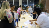 Os pais presentes puderam retirar os kits após o evento no Cemforpe. (Divulgação/PMMC)