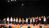 Os novos uniformes foram apresentados por alunos do 1º ao 5º ano da unidade escolar e representantes das turmas de EJA da EM Coronel Almeida, no Centro. (Divulgação/PMMC)