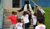 As crianças mostraram o que aprenderam em sala de aula e colocaram o Dengoso para correr. (Divulgação/PMMC)
