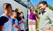 Os alunos da unidade escolar apresentaram sua escola para o prefeito Caio Cunha, que destacou a importância da valorização dos bairros mais distantes. (Divulgação/PMMC)