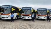 Novos ônibus da concessionária Princesa foram apresentados na garagem da empresa e irão substituir veículos mais antigos do sistema de transporte coletivo (Divulgação/PMMC)
