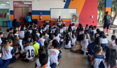 As oficinas culturais são conduzidas pelo músico senegalês Saliou Seck. Uma das escolas atendidas é a EM Vereadora Astréa Barral Nébias. (Divulgação/PMMC)