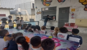 Alunos da EM Coronel Almeida (Centro) observam a preparação do sorvete de morango na terceira fase dos Jogos da Alimentação Saudável. (Divulgação/PMMC)