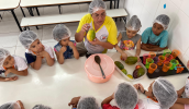 Os alunos do Ceic Raio de Luz I demonstraram grande entusiasmo e curiosidade ao aprender sobre os alimentos (Divulgação/PMMC)
