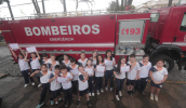A escola recebeu a visita de um carro da corporação e do mascote do programa. (Warley Kenji/PMMC)