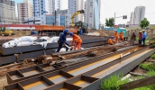 Atualmente, estão sendo executadas as estacas e a soldagem das viga metálica das pontes na rotatória (Divulgação/PMMC)