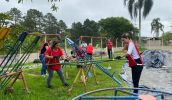 Nesta quinta-feira (05/12), Dia Internacional do Voluntariado, a escola recebeu o apoio de mais 20 voluntários da SKY, que fizeram trabalhos de jardinagem, pintura e marcenaria. (Divulgação/PMMC)