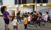 Os alunos fizeram um passeio pelo galpão do DAE, onde puderam conhecer de perto a estrutura do departamento e entender o funcionamento do setor. (Divulgação/PMMC)