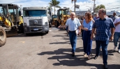 Prefeita Mara Bertaiolli e o vice Téo Cusatis estiveram em Jundiapeba para acompanhar o início dos trabalhos do mutirão de serviços (Divulgação/PMMC)
