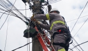 Trabalho de organização da fiação aérea faz parte da parceria entre Prefeitura e a EDP e compreende a retirada de fios de telecomunicação irregulares ou caídos (Divulgação/PMMC)