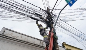 Trabalho de organização da fiação aérea faz parte da parceria entre Prefeitura e a EDP e compreende a retirada de fios de telecomunicação irregulares ou caídos (Divulgação/PMMC)