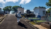 Cemitério São Salvador passou por serviços de nebulização com aplicação de inseticida contra o mosquito da dengue nesta manhã de quarta-feira