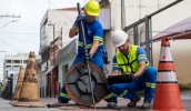 Os serviços de hidrojateamento vão atender a um total de sete vias, que totalizam 3.646 metros de redes de drenagem e devem se estender por 90 dias (Divulgação/ PMMC)