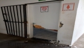 vândalos quebraram portas, retiraram grades de ferro, furtaram cabos da rede elétrica, canos e torneiras de banheiros e lavatórios.