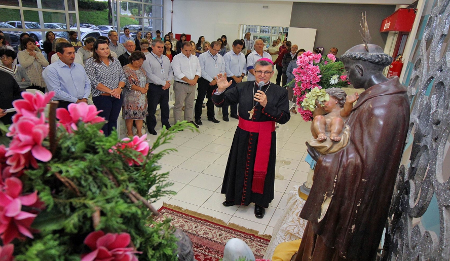 Bispo diocesano Dom Pedro Luiz Stringhini esteve na Prefeitura e abençoou o altar com a imagem de São Benedito (Foto: Guilherme Berti/PMMC)