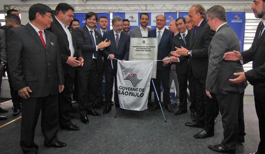 Alckmin e autoridades descerraram a placa inaugural do novo prédio do Fórum, que será equipado e começará a funcionar em três meses (Foto: Guilherme Berti/PMMC)