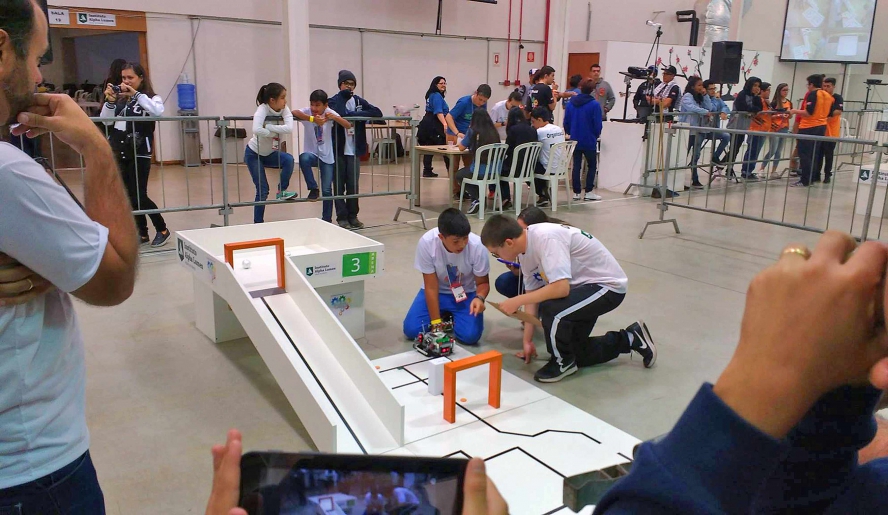 A EM Fujitaro Nagao, que participa do projeto de Robótica Educacional da Secretaria de Educação, está inscrita na Olimpíada Mogiana de Robótica. Voluntários terão formação nesta sexta. (Foto: . . .