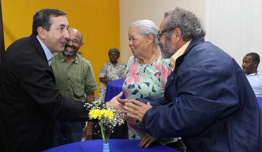 O prefeito Marcus Melo fez questão de cumprimentar todos os idosos presentes na segunda edição do Projeto Cozinha do Bem (foto: Ney Sarmento/PMMC)
