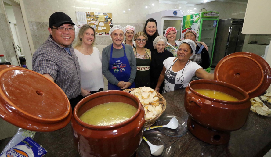 Caldos servidos na 2ª Cozinha do Bem foram preparados por alunos de Gastronomia do Crescer (foto: Ney Sarmento/PMMC)