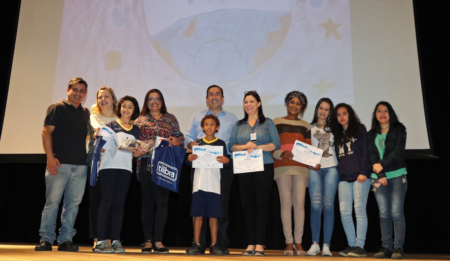 Alunos e professores receberam brindes e certificados (Foto: Ney Sarmento/PMMC)
