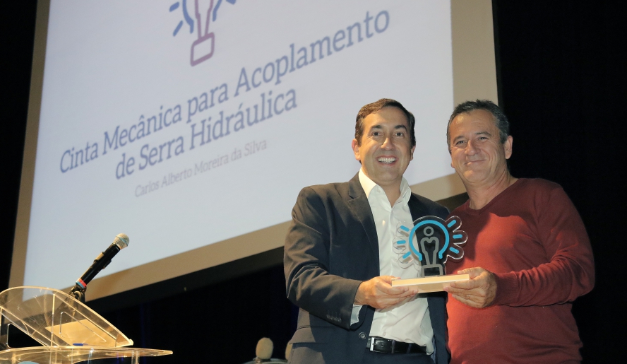 O servidor do Semae Carlos Alberto Moreira da Silva ficou com o segundo lugar, com a ideia do desenvolvimento de uma cinta mecânica (Ney Sarmento/PMMC)