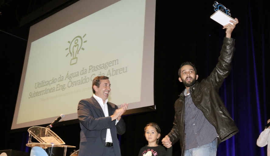 Os servidores Diego de Moraes dos Santos (foto) e Aridio Antonio Pereira foram os vencedores, com o projeto de utilização da água da passagem subterrânea (Ney Sarmento/PMMC)