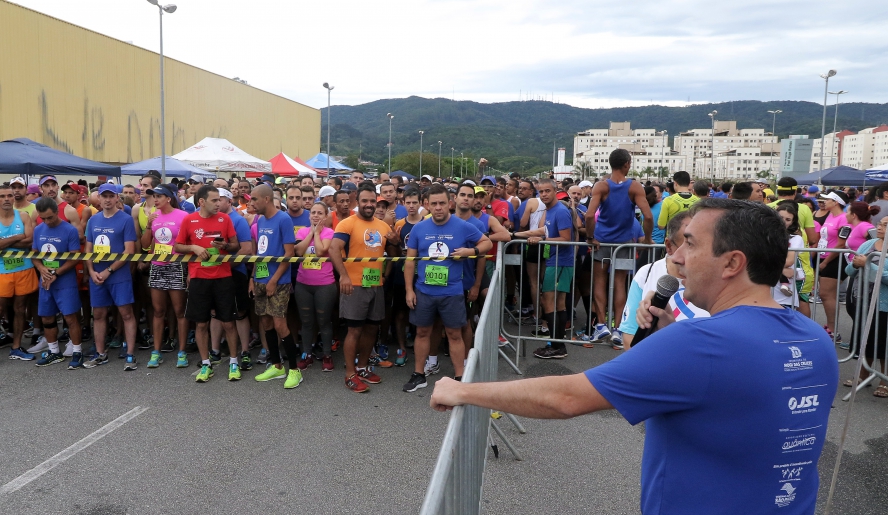 Marcus Melo destacou a importância do exercício físico para a qualidade de vida das pessoas e da solidariedade presente na Corrida pela Vida (Ney Sarmento/PMMC)