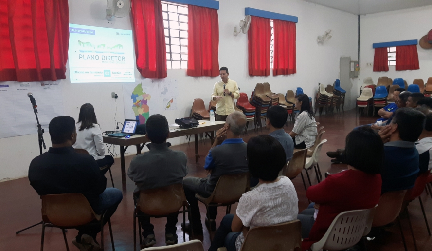 Secretário Claudio Rodrigues durante uma das duas oficinas realizadas no Taboão, que aconteceu na Associação Cultural e Agrícola do Itapety (Foto: Divulgação)