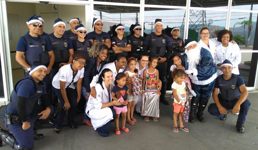 Entrega de presentes aconteceu durante esta semana em bairros da cidade e em equipamentos públicos, com a participação dos guardas municipais (Divulgação)