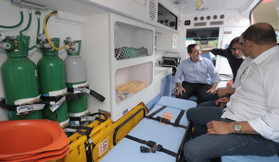 Prefeito Marcus Melo conheceu os detalhes das novas viaturas ao lado do secretário Téo Cusatis e demais autoridades (foto: Ney Sarmento/PMMC)