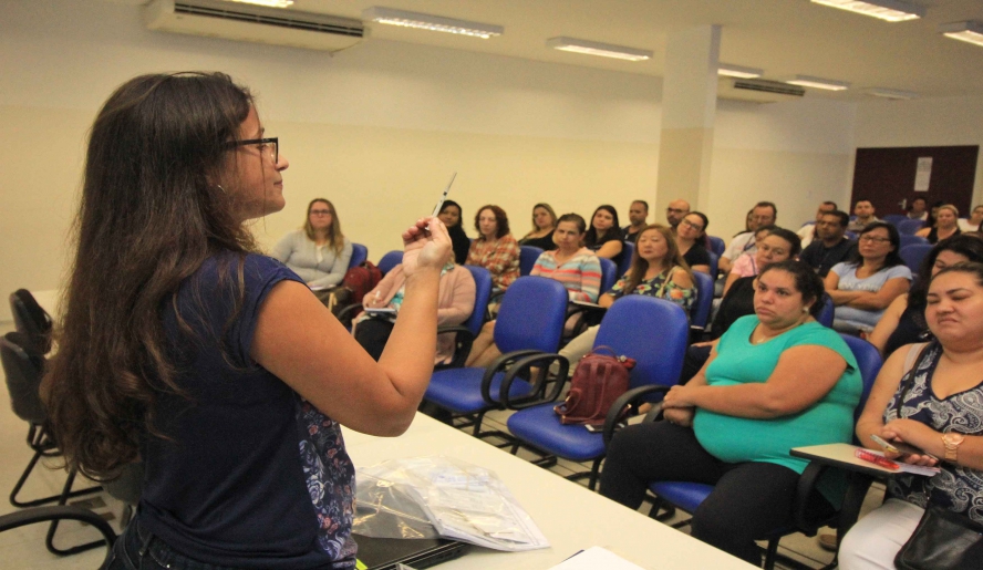 A chefe da Vigilância Epidemiológica Municipal, Lilian Peres Mendes, em treinamento da equipe de vacinadores para aplicação das doses fracionadas da vacina contra a febre amarela (foto: Guilherme . . .