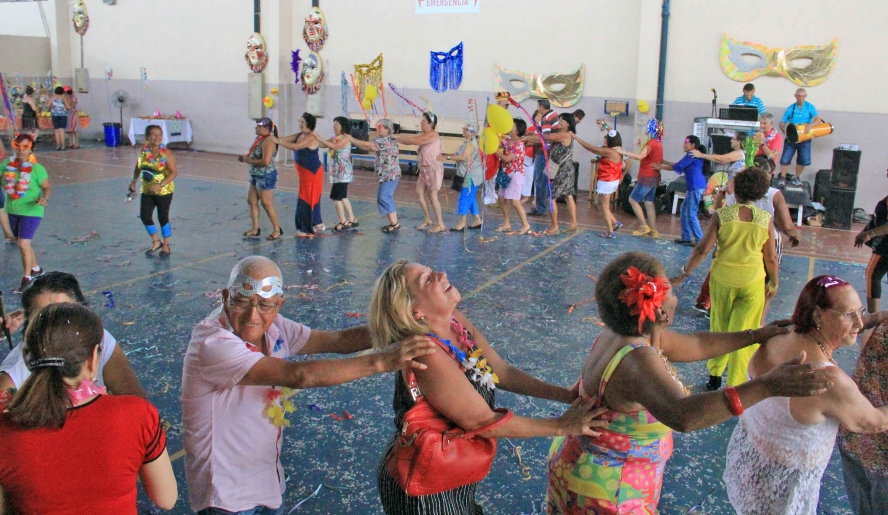 Idosos do Pró-Hiper fizeram a festa ao som de antigas marchinhas de Carnaval (foto: Guilherme Berti/PMMC)