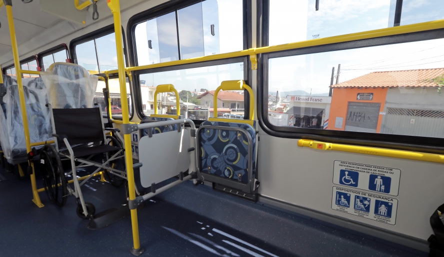 Cinco dos novos ônibus apresentados possuem acomodações para dois cadeirantes, o que é uma novidade na frota municipal (Ney Sarmento/ PMMC)