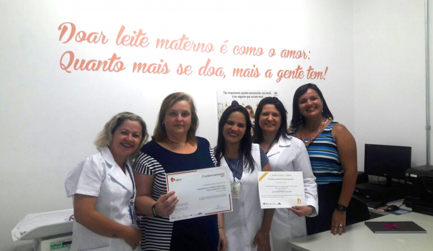 Equipe do Banco de Leite Humano de Mogi das Cruzes exibe certificados conquistados em 2016 e 2017 pela qualidade dos serviços (foto: Rebeca Barufi/PMMC)