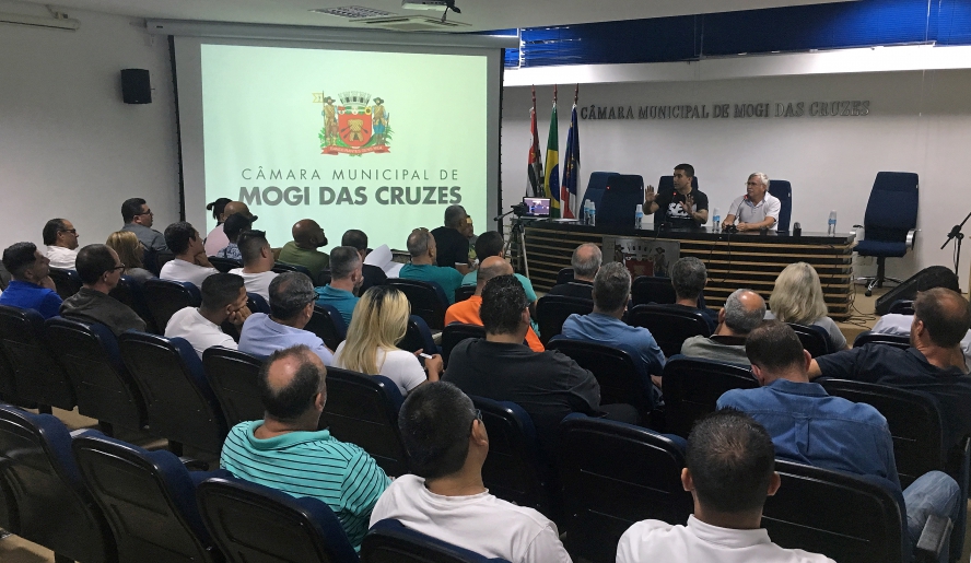 Secretário José Luiz Freire de Almeida conversou com motoristas de Uber na Câmara Municipal, ao lado do vereador Caio Cinha (Foto: Marco Aurélio Sobreiro/PMMC)
