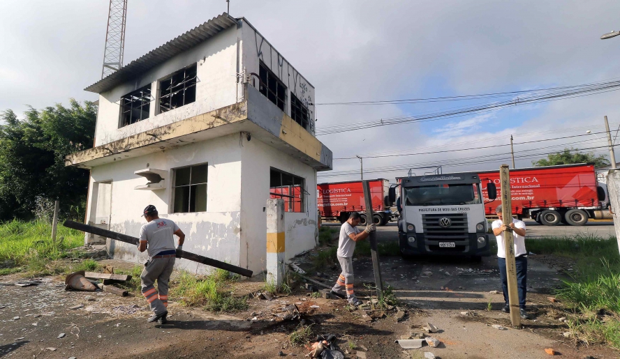 Equipes da Secretaria Municipal de Serviços Urbanos começaram a limpeza pela retirada de entulho e poda de árvores (Foto: Ney Sarmento/PMMC)
