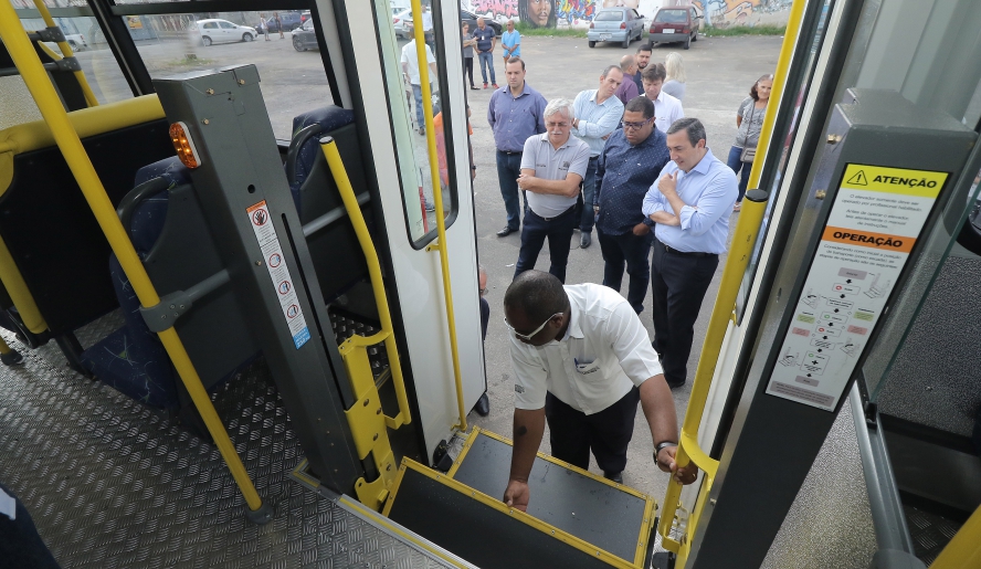 Dos 15 novos ônibus entregues nesta segunda-feira pela manhã, cinco são adaptados para transportar dois cadeirantes (Foto: Ney Sarmento/PMMC)