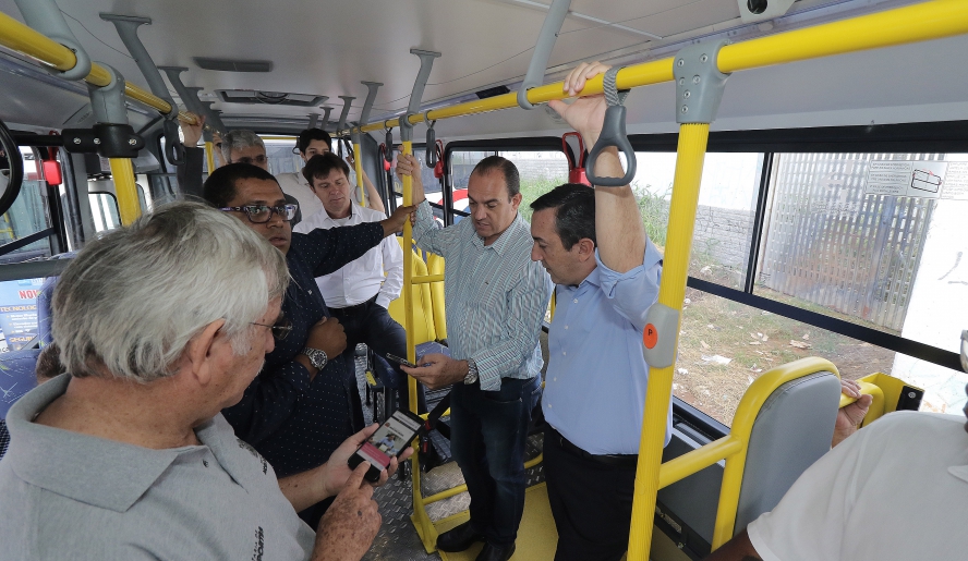 Prefeito Marcus Melo e o secretário José Luiz Freire de Almeida apresentaram os novos ônibus, todos com equipados wi-fi (Foto: Ney Sarmento/PMMC)