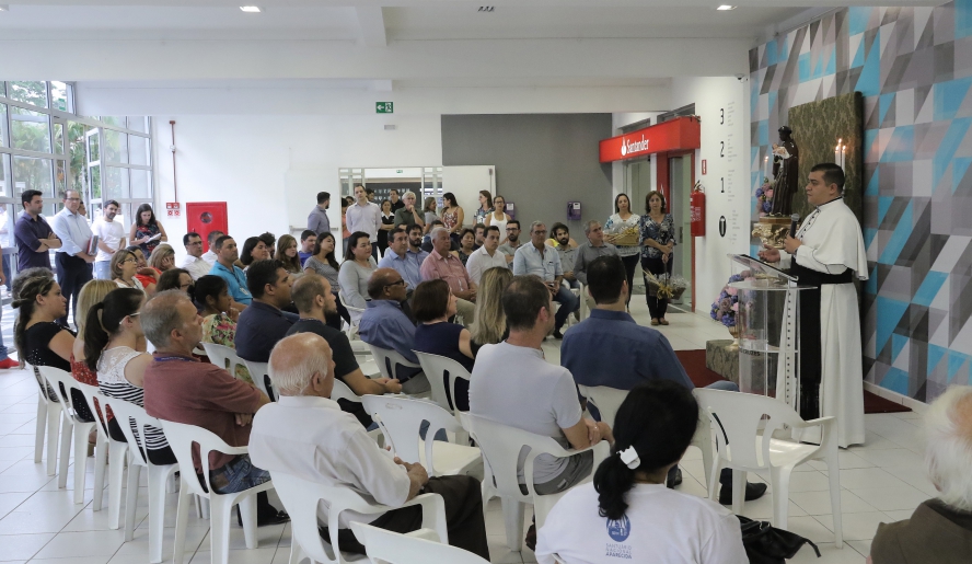 O padre reitor do Santuário Bom Jesus, fez a bênção ao altar e lembrou do papel social da Festa de São Benedito, de aproximar a comunidade e reforçar tradições (Ney Sarmento/ PMMC)