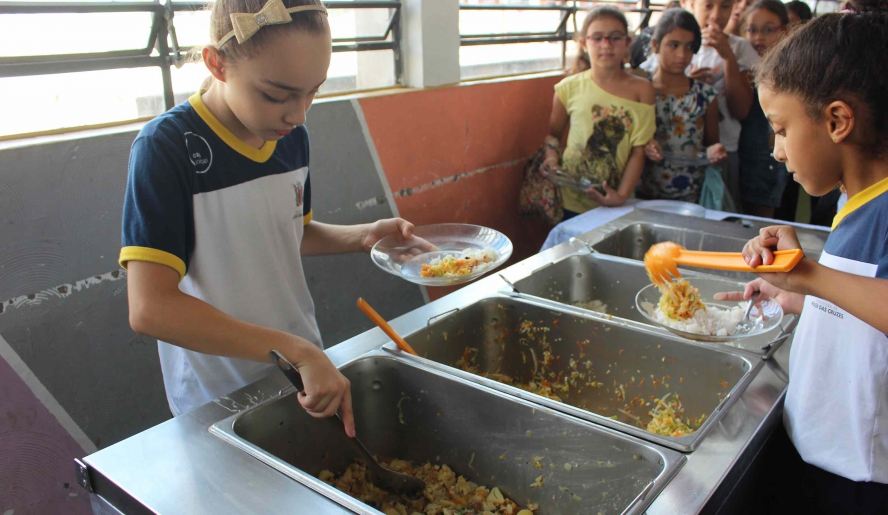 O Conselho Municipal de Alimentação Escolar - CAE acompanha e fiscaliza a aplicação dos recursos. Em 2018, foram servidas 37.258.101 refeições, uma média mensal de 182.803 pratos. (Foto: Divu . . .
