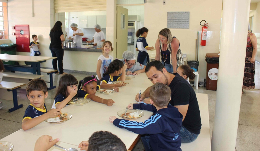 Membros do Conselho de Alimentação Escolar acompanharam, junto à nutricionista responsável pelo DAE, o teste de aceitabilidade feito, no início deste mês, na EM Prof. Dr. Jair Rocha Batalha, em Braz . . .